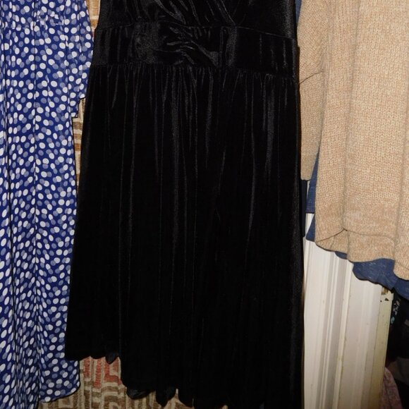 NWT SIZE 6 TORRID BLACK VELVET SURPLICE SLEEVEELSS HALTER DRESS 6X PLUS 30 - Picture 4 of 13